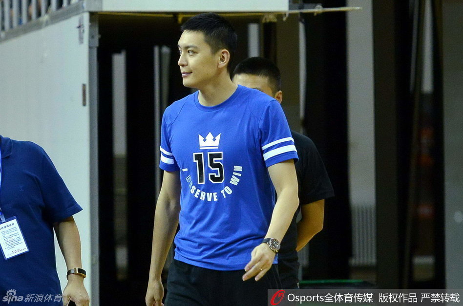 杨鸣在看台上露出灿烂笑容，心情愉悦地与身边友人交谈，展现出场下阳光温暖的一面。