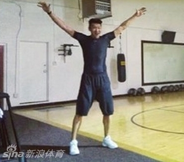 妻子自豪地弯曲手臂展示锻炼成果，丈夫假装惊讶地看向她的肱二头肌，幽默互动