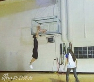 夫妻二人在力量区进行高强度的器械训练，互相激励，充满力量感与动感