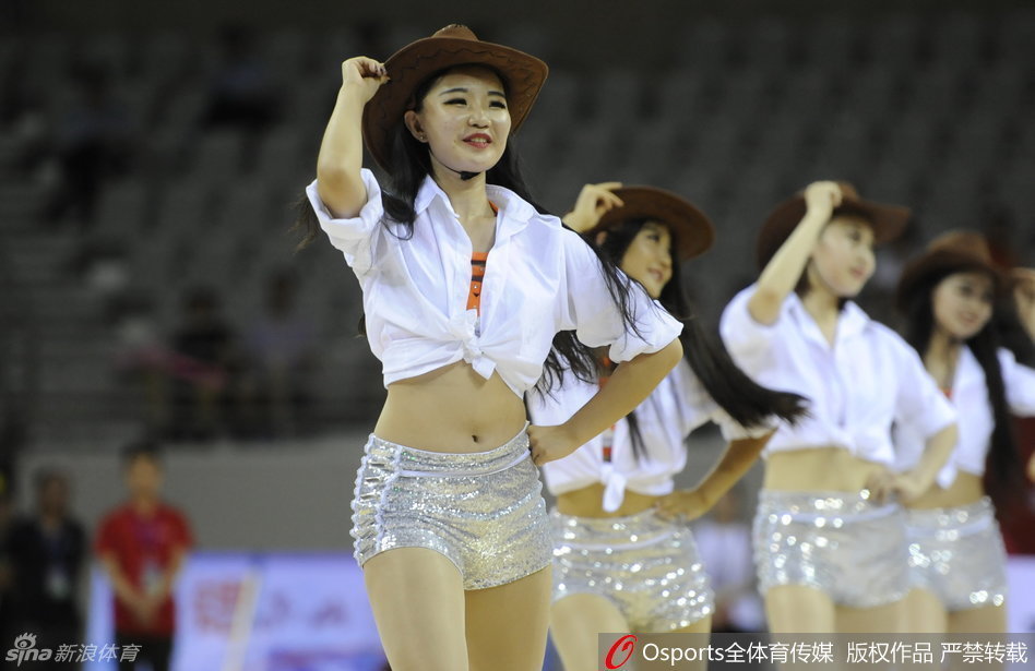 即使汗水浸湿了衣衫，姑娘们脸上依然保持着极富感染力的自信笑容，将快乐传递给每一位观众