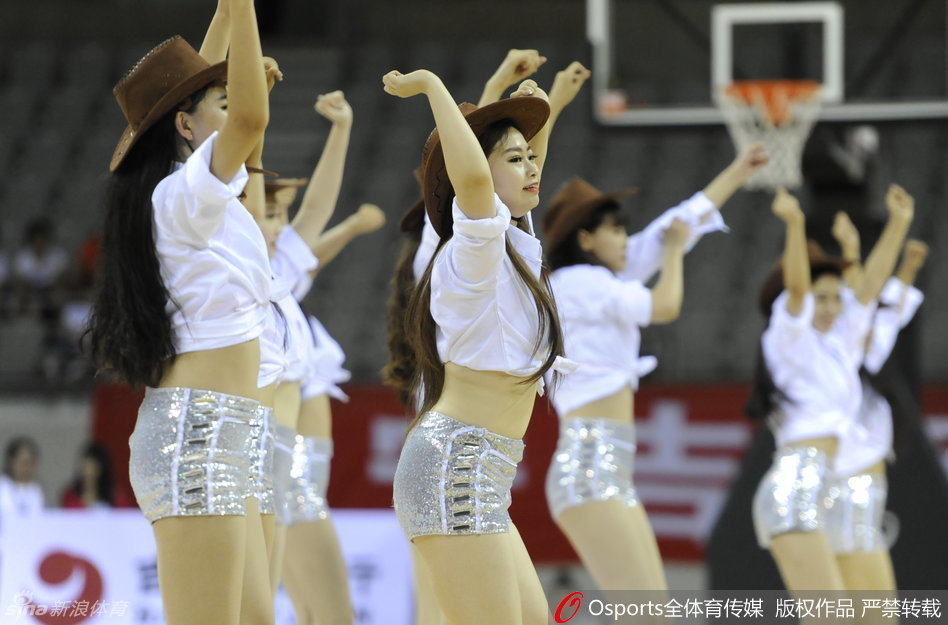 一位篮球宝贝在表演中回眸凝视，飞扬的发丝与专注的眼神，定格了赛场上的最美瞬间