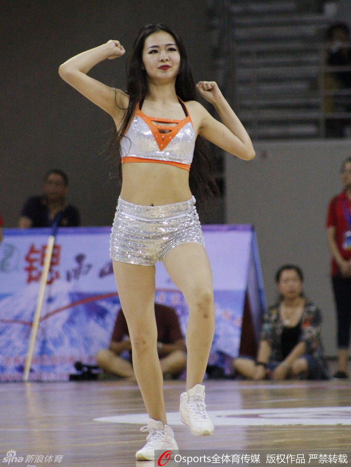 表演尾声，篮球宝贝们集体向观众致意，这一刻，她们与胜利的球队一样，值得全场的欢呼与掌声