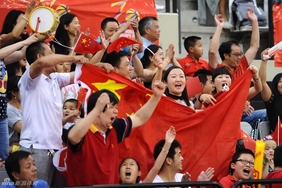 在西班牙的赛场边，热情的华人球迷挥舞着五星红旗，他们脸上画着油彩，高声呐喊为中国队助威。他们的热情成为了场上姑娘们最坚实的后盾。