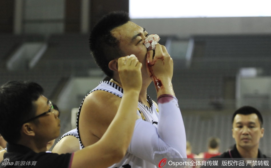 激烈的篮下卡位战中，韩德君如同一座铁塔般奋力跃起，却在与对方防守球员的猛烈碰撞中，面部瞬间被击中，鲜血立刻染红了他的衣襟，场面令人揪心不已。