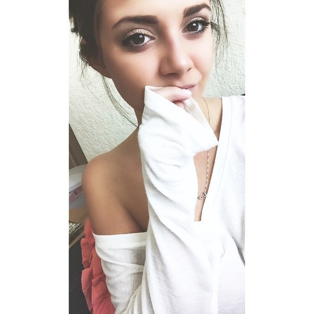 玛琳娜傲人身材在运动装下展现力量线条，她正进行侧身转体练习，专注眼神中透出对完美动作的执着追求