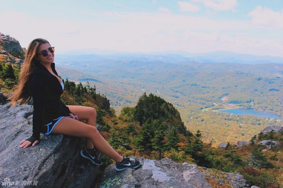 玛琳娜俏皮地对着镜头眨眨眼，手持球杆摆出可爱搞怪姿势，甜美笑容中散发着毫不费力的魅力