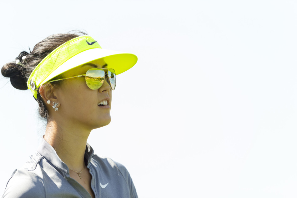 李美林挥杆瞬间，动作完整而协调，目光紧盯着空中飞行的白球