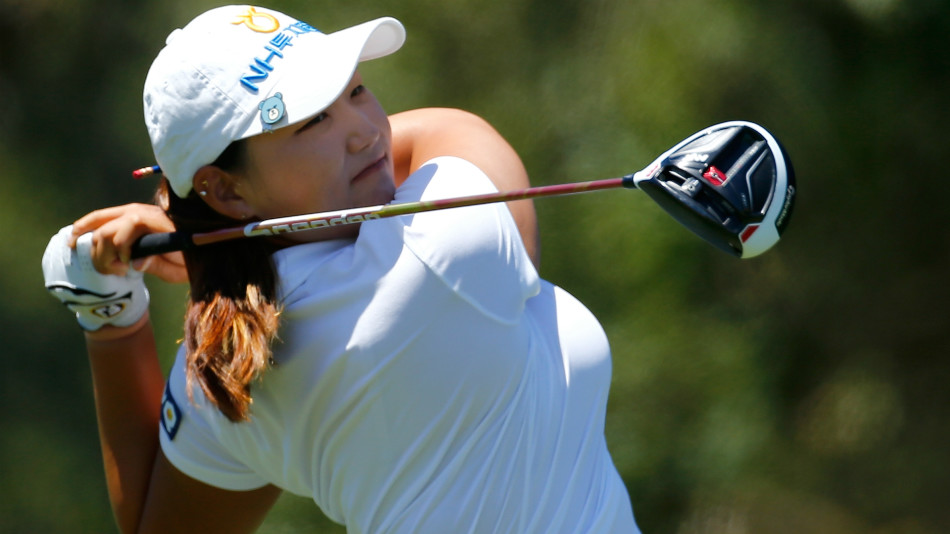 路易斯与球童击拳瞬间，笑容灿烂，尽显团队合作的喜悦