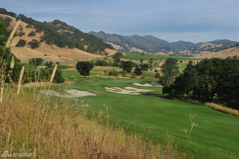 险峻沙坑守护着果岭，洁白的沙面与翠绿的草皮形成鲜明对比，如同大地上一枚精心雕琢的勋章