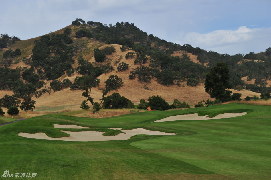泳池在夜色中泛着宝石般的蓝光，与周边温暖的灯光和静谧的夜色交织，营造出梦幻般的休闲景象