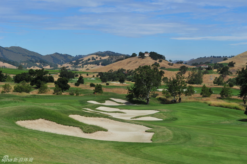 宏伟的会所建筑矗立在蓝天之下，古典与现代风格交融的门廊，静静迎接着每一位追寻荣耀与宁静的访客