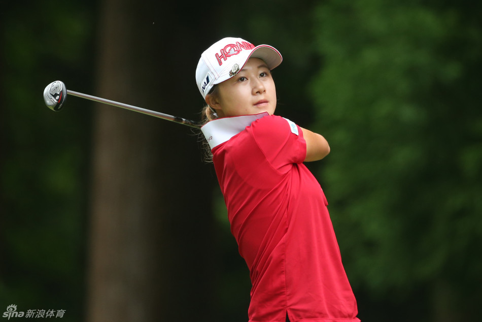 葭叶留美在果岭上推杆击球瞬间,神情专注而平静,冠军的沉稳气质已悄然展现