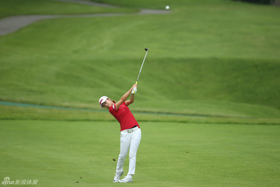 鲁婉遥在长草区中冷静处理困难球位,展现了出色的临场应变能力和扎实的基本功