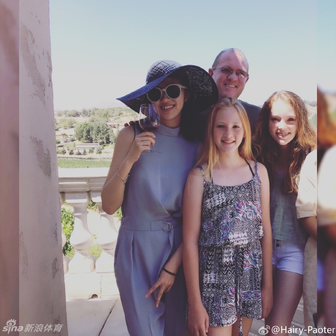 在蔚蓝的泳池边，李跑身穿时尚的泳装，展现出修长曼妙的身材曲线，享受着阳光与水的清凉，一张游泳照尽显其健康与自信。