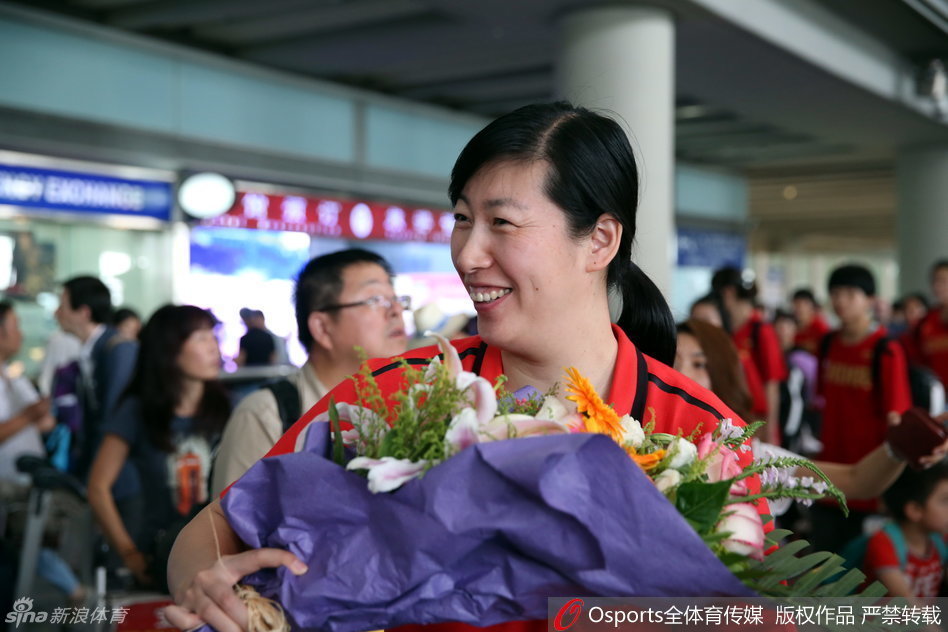 中国U17女篮夺世青赛第四抵达北京合影 -- 佛山