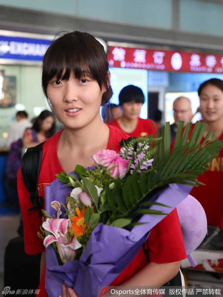 中国U17女篮夺世青赛第四抵达北京合影 -- 佛山