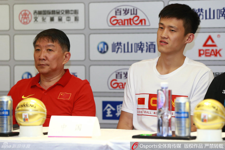 队长周鹏在发布会上面带微笑，眼神坚定，这位久经沙场的老将即将第十次踏上斯杯的征程，见证着自己与男篮的共同成长。