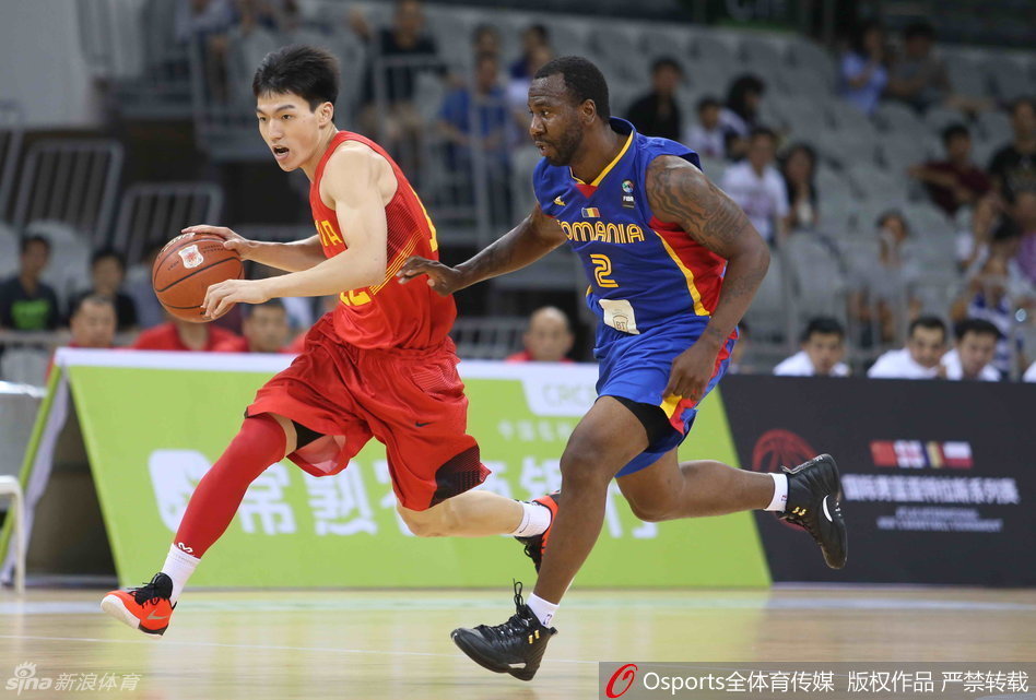 胡金秋在格鲁吉亚球员的严密包夹下，毫无惧色，高高跃起强行上篮，展现出了年轻内线的强硬与果敢。