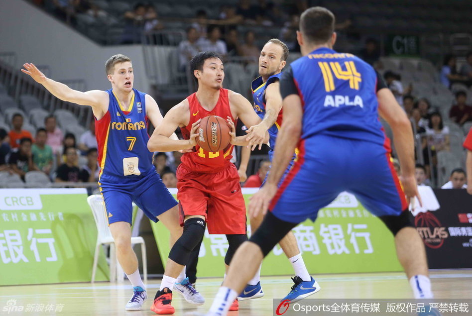 胡金秋在篮下凭借灵活的脚步卡住身位，背身单打对手，强壮的身体对抗展现了他扎实的内线技术。