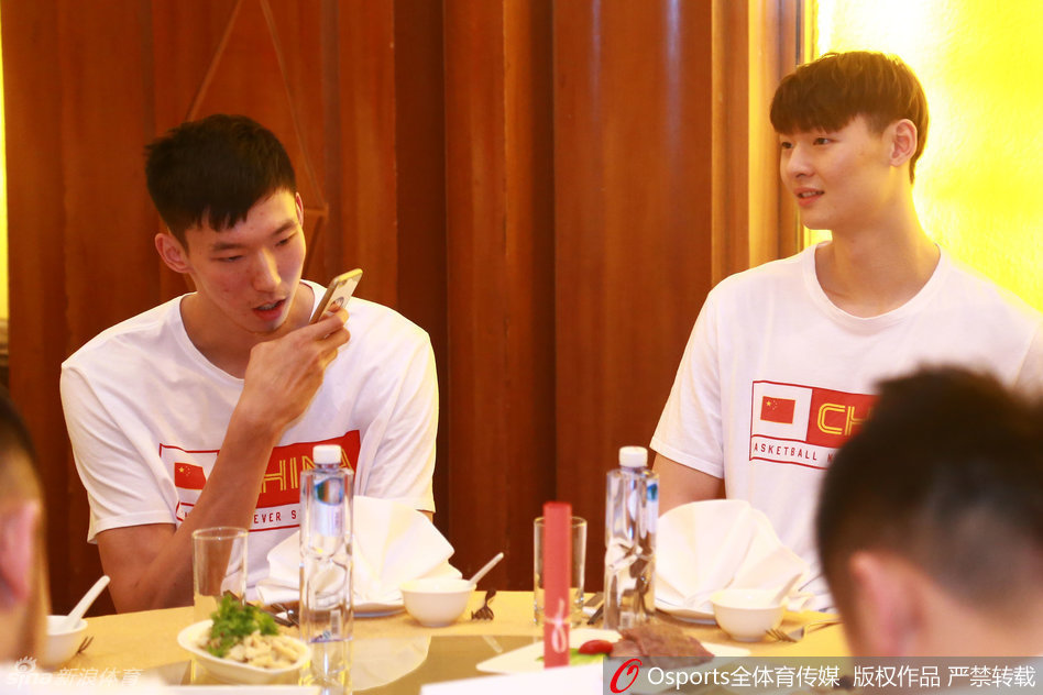 神情严峻的宫鲁鸣指导正在场边摊开战术手册，对着弟子们大声呼喊，眼神里透露出对细节的极致追求。