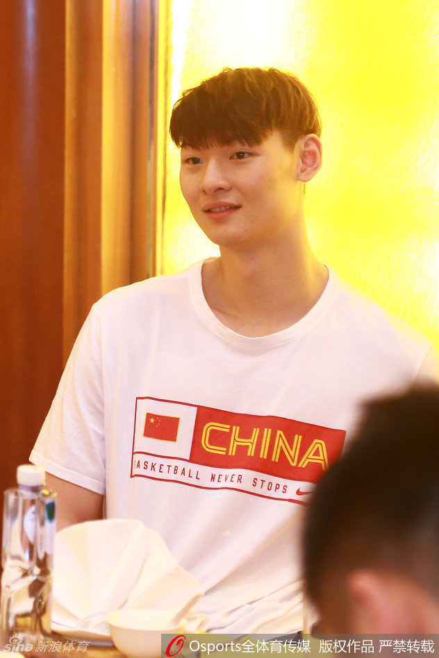 郭艾伦在突破中遭遇包夹，他咬牙强行起跳，脸上的汗水在空中挥洒，充满了不服输的倔强。