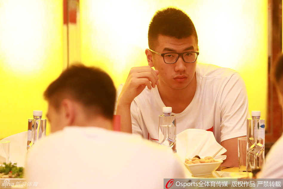 易建联在罚球线上稳稳出手，篮球划过一道优美的弧线，这一刻他是球队最可靠的支柱，全场的目光都聚焦在他身上。