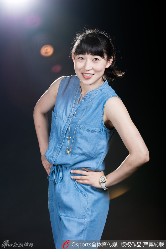 国奥女篮众将集结，姑娘们肩并着肩围成一圈，年轻的脸庞上洋溢着自信的笑容，凝聚成一股不可战胜的青春力量。