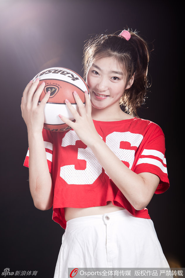 “勒布朗梦”李梦在赛场上面露坚毅目光，持球准备突破，强大的气场仿佛能穿透屏幕，尽显女篮领袖风范。