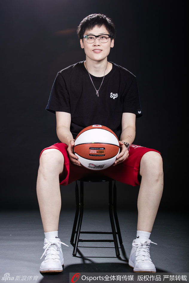 纪妍妍在运球行进间眼神专注，灵动的身影背后是无数次清晨加练的汗水，作为曾经的联赛得分王，她的每一个动作都充满节奏感。