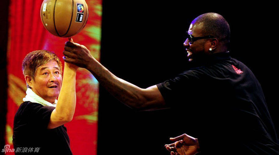 赵本山与男篮队员郭艾伦的合影，两人并肩而立，郭艾伦身着球衣，本山大叔面带慈祥笑容，记录下两代辽宁人的温馨瞬间