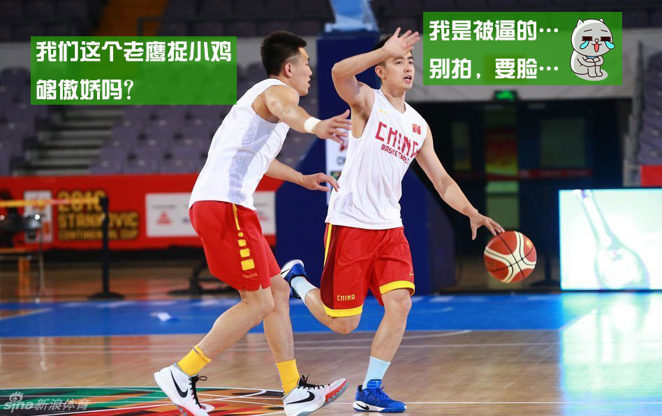 易建联双手插兜，表情轻松略带笑意地看着周鹏和另一名队员在宫鲁鸣身边搞怪，仿佛在看一场与自己无关的喜剧表演。