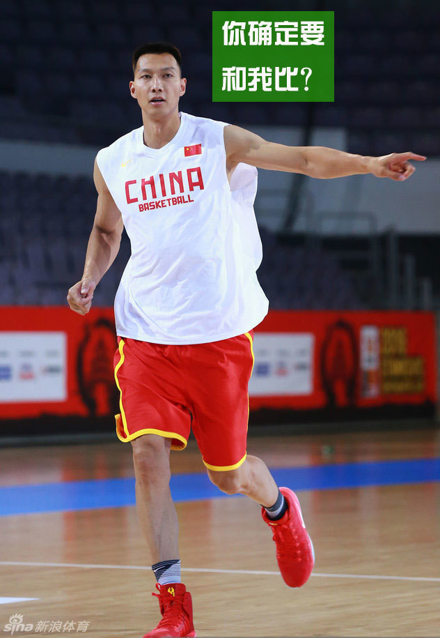 周鹏终于如愿以偿站在宫鲁鸣身后为其按摩，脸上露出得意洋洋、舍我其谁的傲娇表情，宣告自己才是队内最受宠的那个。