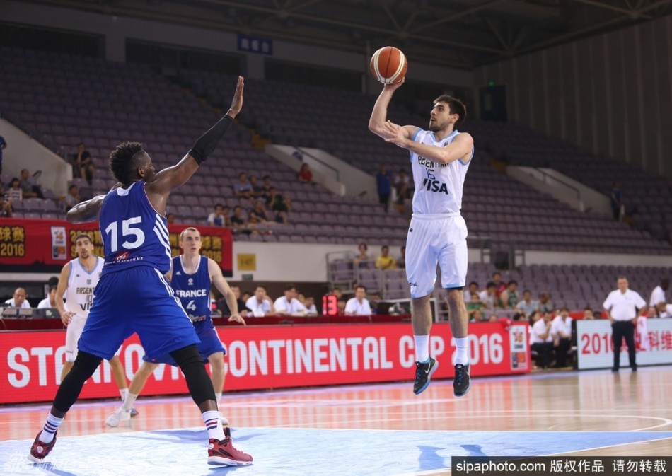 法国队球员在罚球线附近接球，面对空当果断出手，一记精准的罚球线抛投空心入网，帮助球队稳住阵脚。