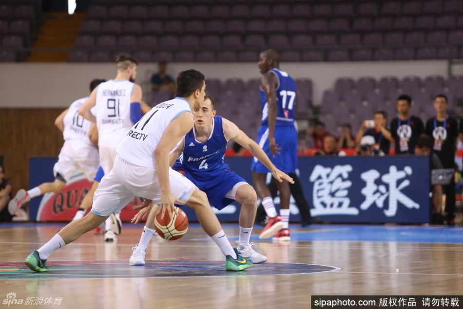 阿根廷队员试图在三分线外进行尝试抢断，他飞身扑向法国队的传球路线，指尖几乎碰到了皮球，防守极为拼命。