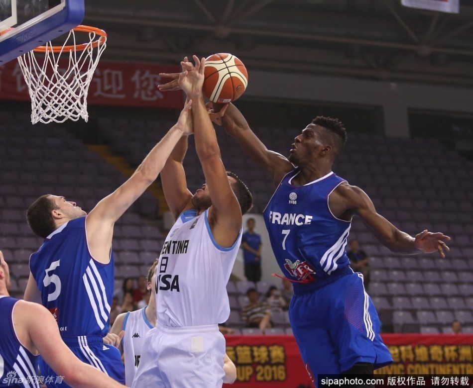 法国队完成一次精彩的防守后，高高跃起的球员送给对手一记结实的篮下大帽，将球直接扇出禁区，点燃了替补席的激情。