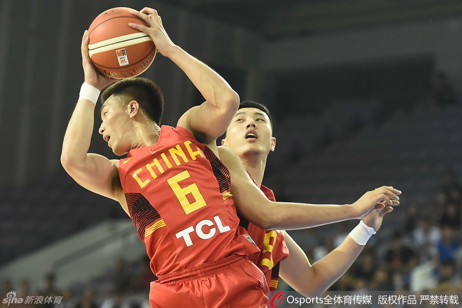 王哲林高高跃起，单手完成势大力沉的隔人暴扣