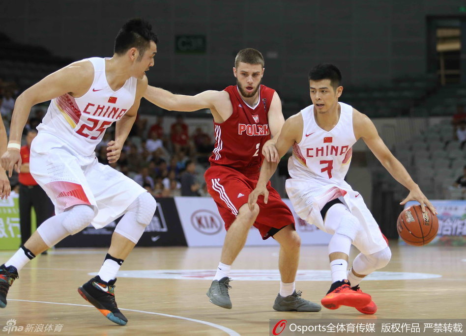 方硕眼神坚定，运球如风，在对手的严密防守下寻找那一线突破的曙光。