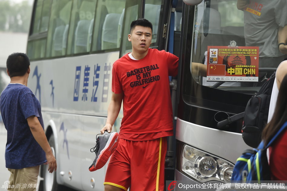 主教练宫鲁鸣双手抱胸，神情严肃地注视着场上的对抗训练，随时准备叫停进行指导