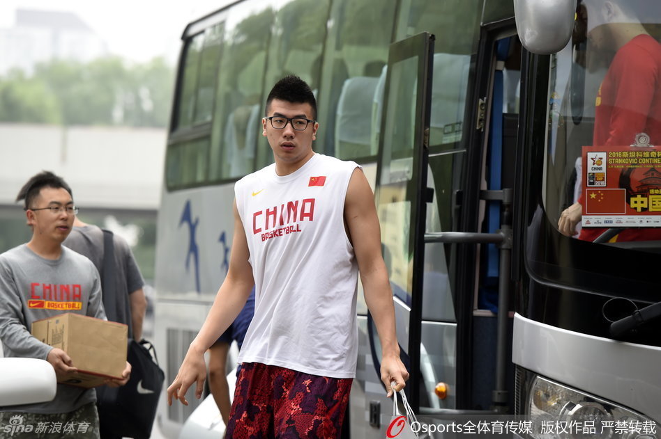 年轻球员赵岩昊和丁彦雨航在底角进行三分投篮训练，丁彦雨航出手后目光紧盯着篮球轨迹