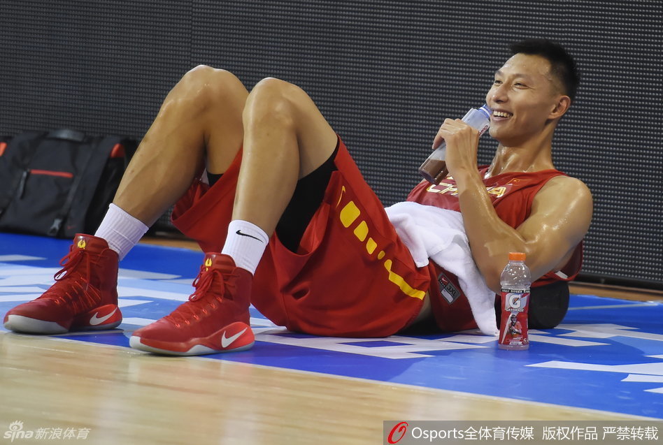 男篮核心易建联在训练间隙神情放松，面带微笑与队友交流，展现出了球队领袖的沉稳与自信