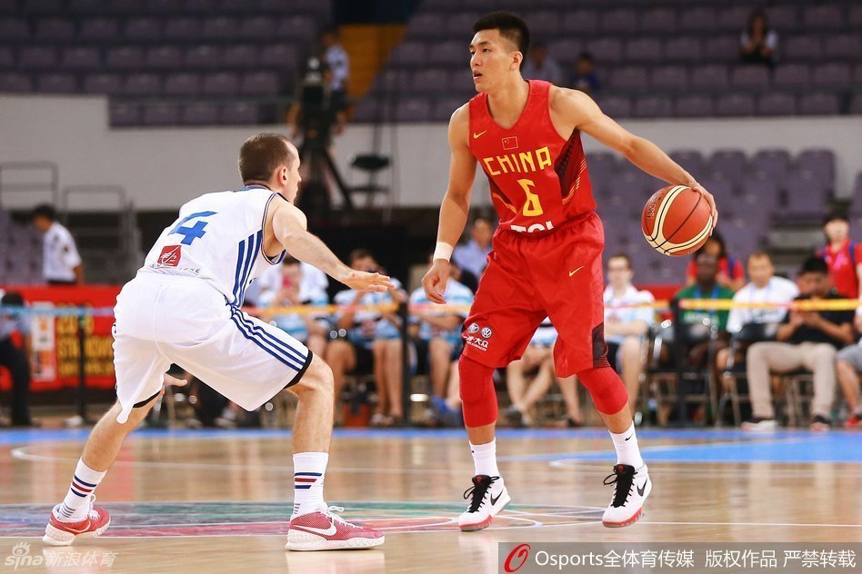 郭艾伦沉着地运球推进，双眼不断扫视场上队友的跑位，大脑飞速运转观察局势。