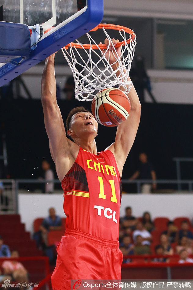 易建联高高跃起，以一记势大力沉的暴扣终结进攻，对手只能望球兴叹，目睹这一幕。