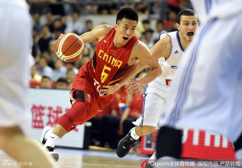 郭艾伦面对严密防守，毫无惧色，脚下发力，正欲强行突破眼前的防线。