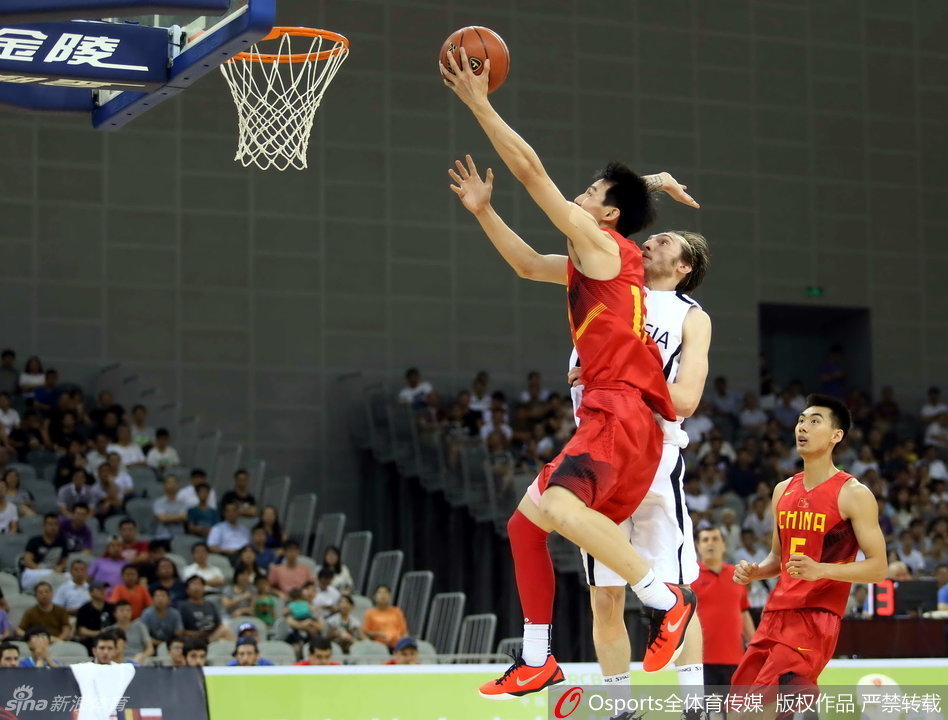 崔晋铭单手持球巧妙分给队友，眼神中透露出机敏与果决