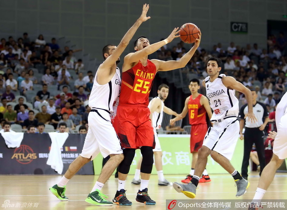 方硕面对紧逼防守依然闲庭信步般控球，展现出大心脏球员的本色