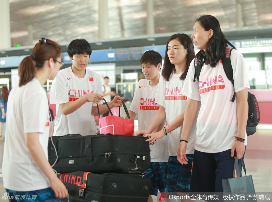 北京集训基地内，高颂和露雯在训练间隙轻松交流，笑容洋溢在她们年轻的脸上，那是属于中国女篮的青春风暴。