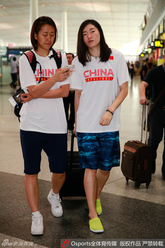 内线支柱孙梦然在对抗中高高跃起，手臂肌肉线条紧绷，这一刻她像一位真正的战士，守护着中国队的禁区。