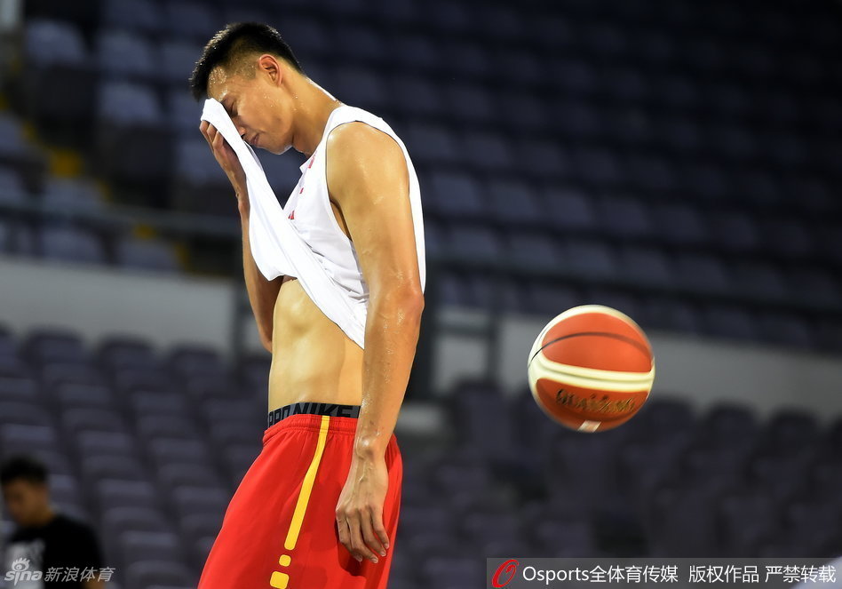 特写镜头下，易建联腿部的肌肉线条如同刀刻一般，青筋暴起，汗珠正顺着紧绷的皮肤缓缓滑落，彰显着这位男篮一哥钢筋铁骨般的意志。