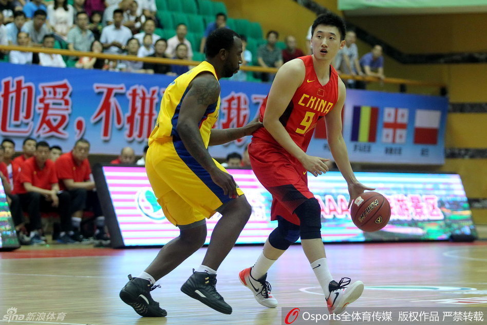 胡金秋在内线卡位要球，他肌肉紧绷蓄势待发，准备上演一次势在必得的强力进攻，篮下的对抗一触即发。