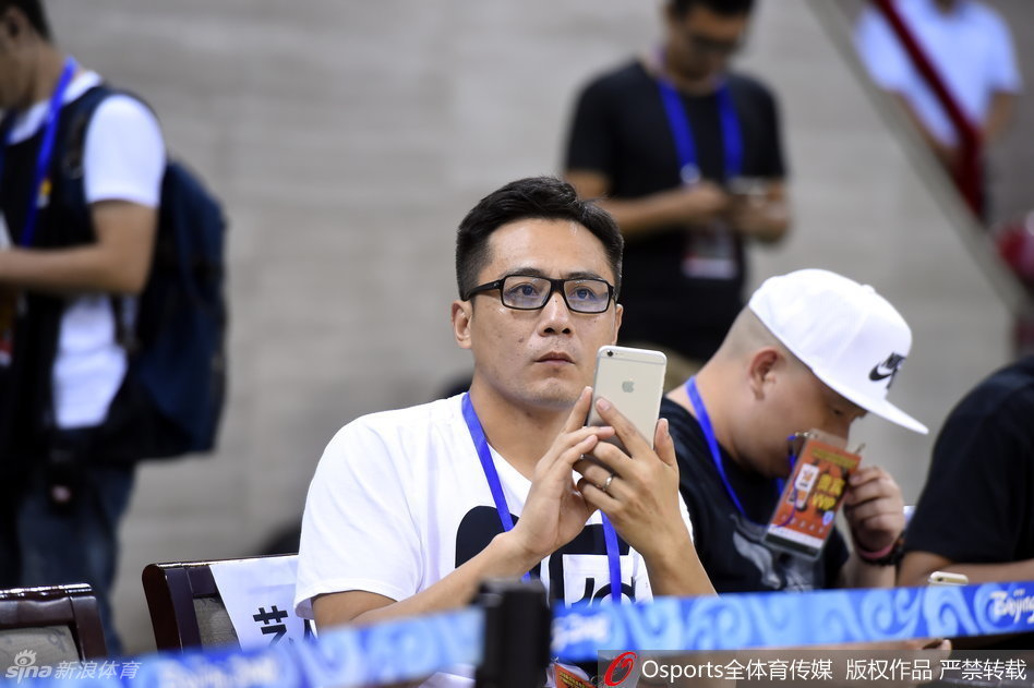 镜头捕捉到陈建州标志性的“黑人式”笑容，他在场边活力四射地挥动手臂，试图调动现场观众的情绪，那股仿佛用不完的热情与能量，让他即使置身观众席也显得星味十足。